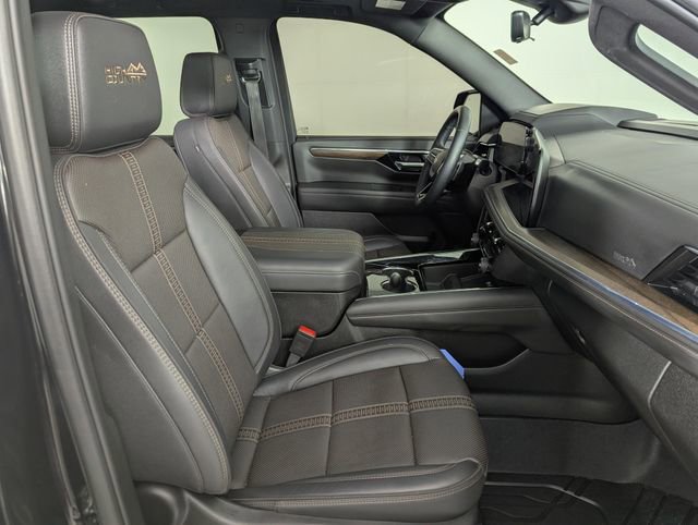 Used 2025 Chevrolet Suburban High Country AWD/4WD image 31