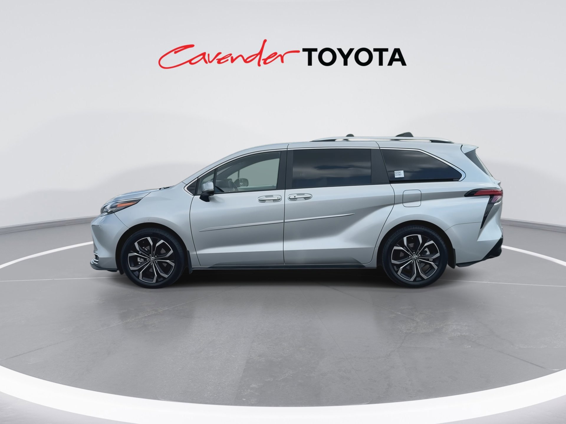 Used 2025 Toyota Sienna Platinum FWD image 5