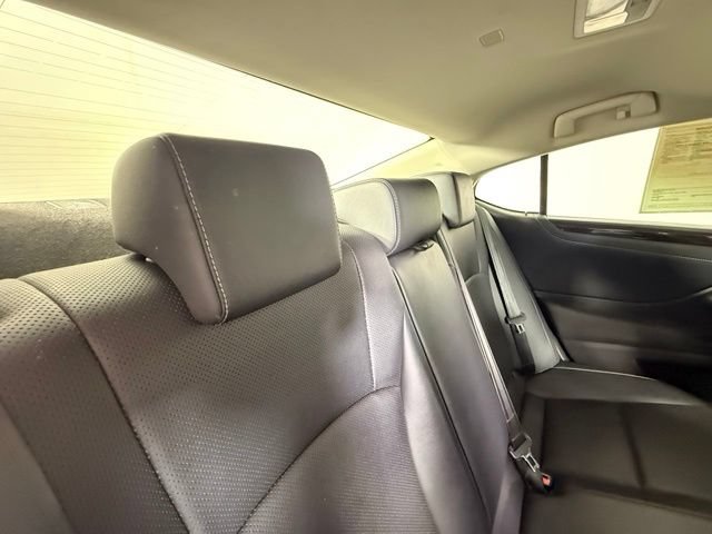 Used 2019 Lexus ES 300h w/ Premium Package FWD image 32