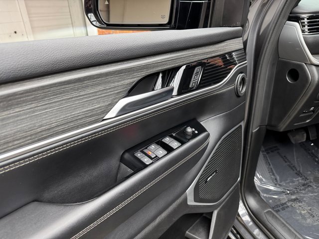 Used 2024 Jeep Wagoneer Series II w/ Flexible Seating Group image 11