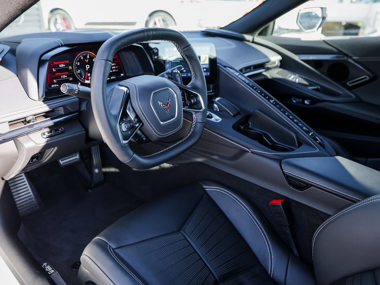 Used 2025 Chevrolet Corvette Stingray Preferred Cpe w/ Stealth Interior Trim Package image 4