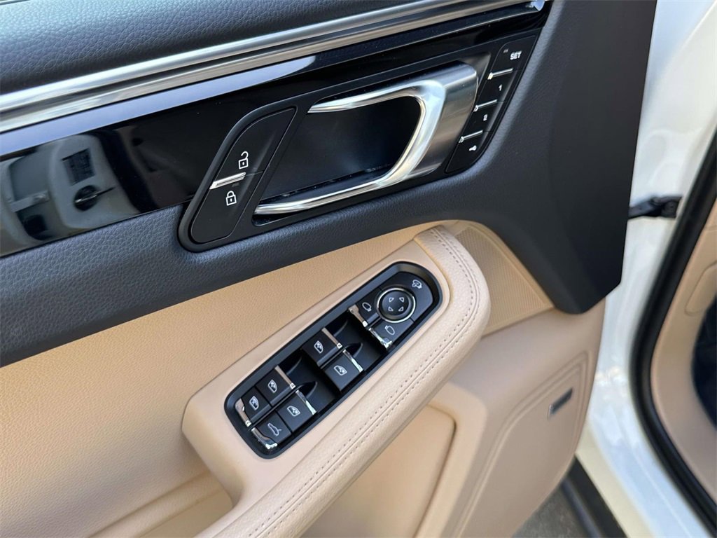Certified 2025 Porsche Macan Turbo image 17