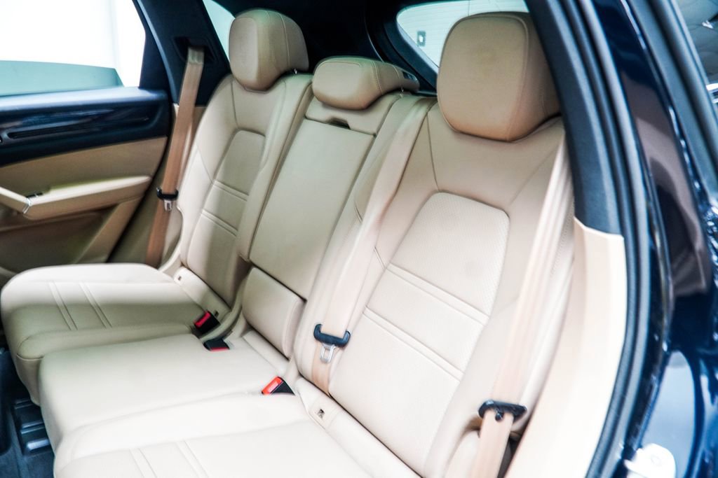 Used 2023 Porsche Cayenne Platinum Edition image 44