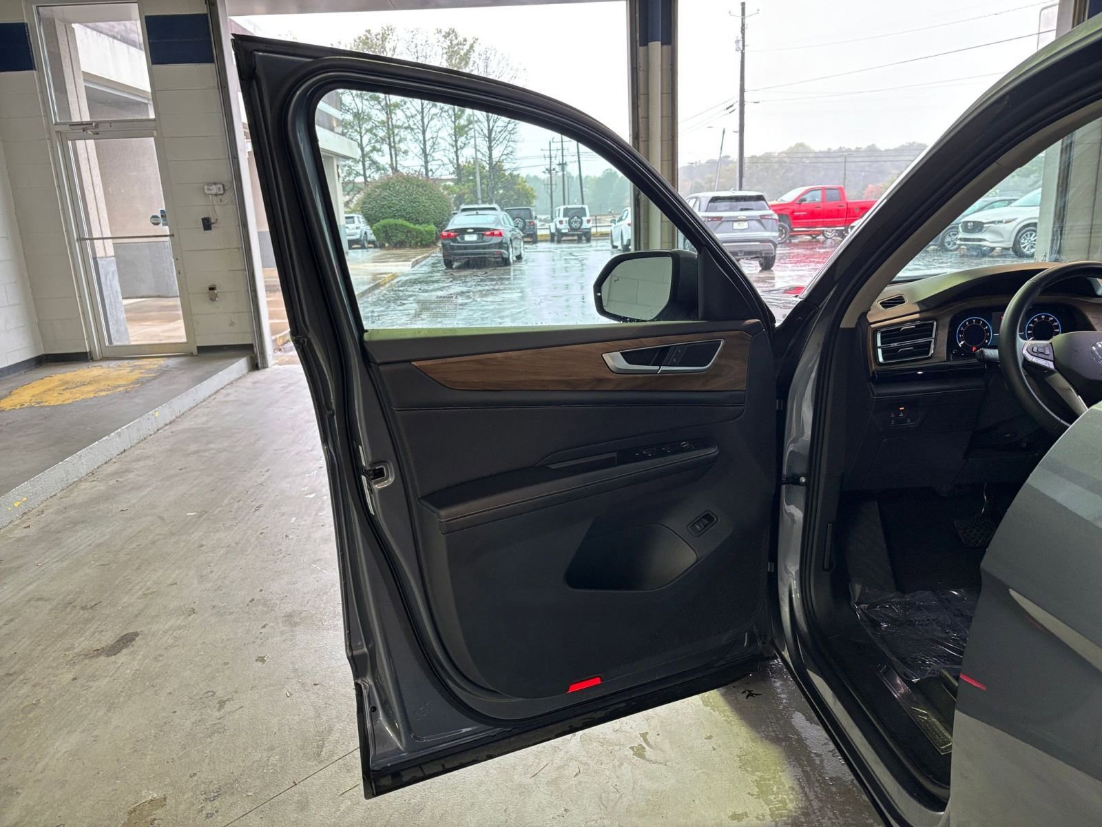 Used 2025 Volkswagen Atlas SE image 20