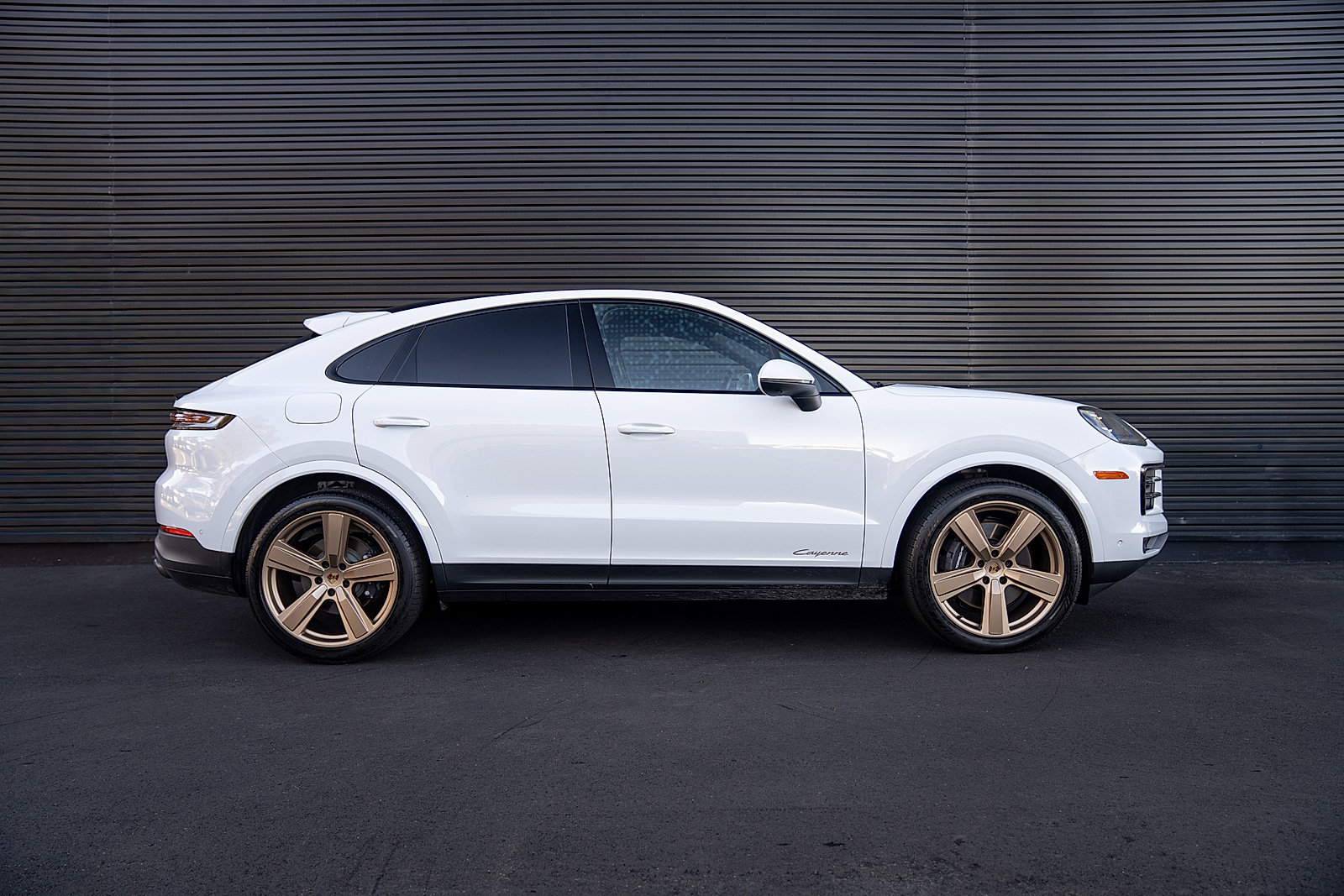 Certified 2025 Porsche Cayenne Coupe AWD/4WD image 28
