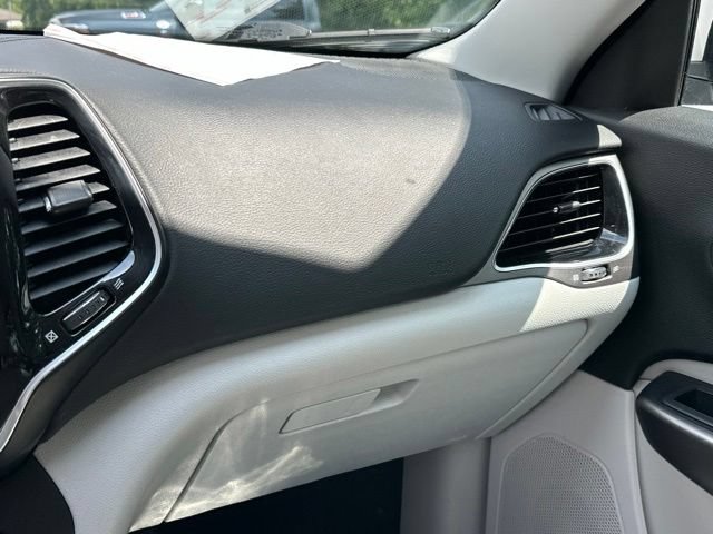 Used 2019 Jeep Cherokee Limited w/ Luxury Group AWD/4WD image 3