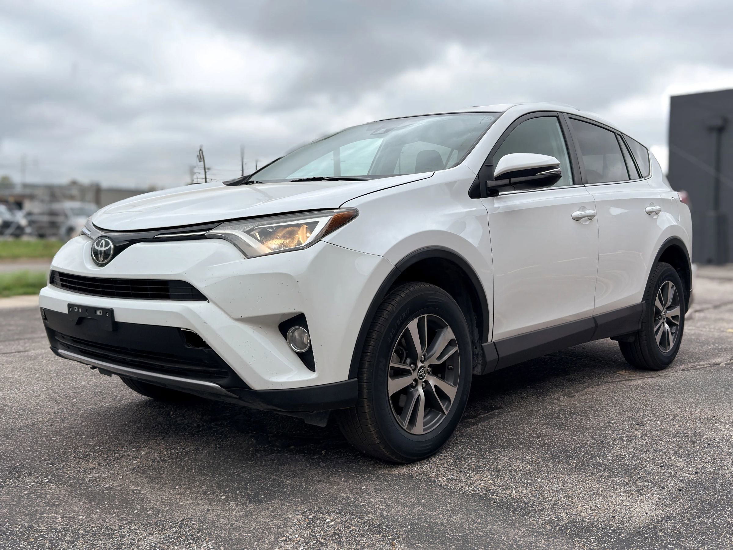Used 2018 Toyota RAV4 XLE FWD image 3