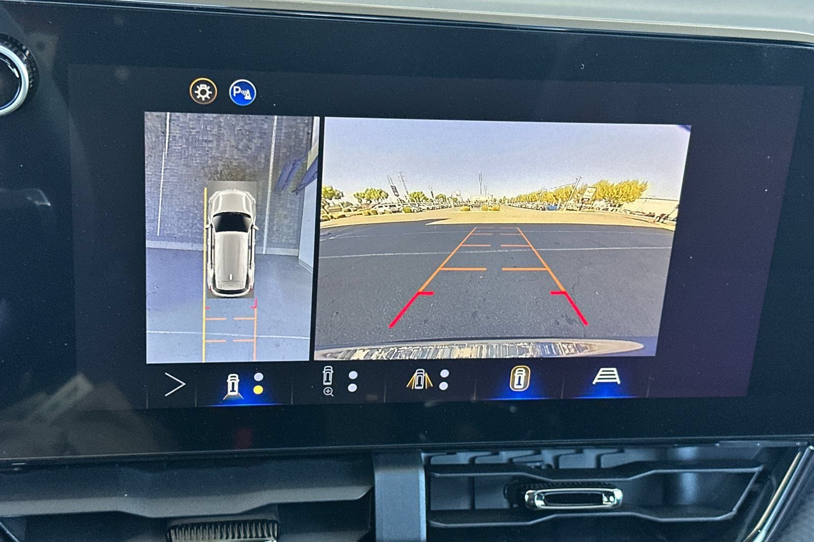 New 2026 Chevrolet Equinox RS w/ Safety and Technology Package FWD image 21