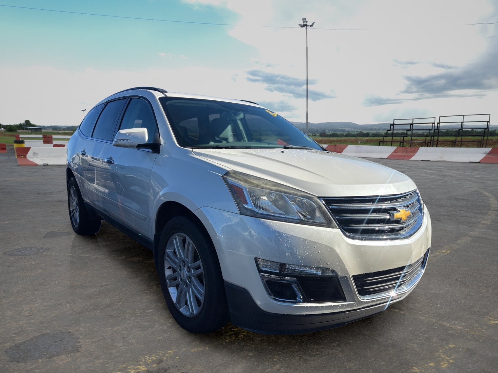 Used 2015 Chevrolet Traverse LT w/ Style and Technology Package FWD image 2