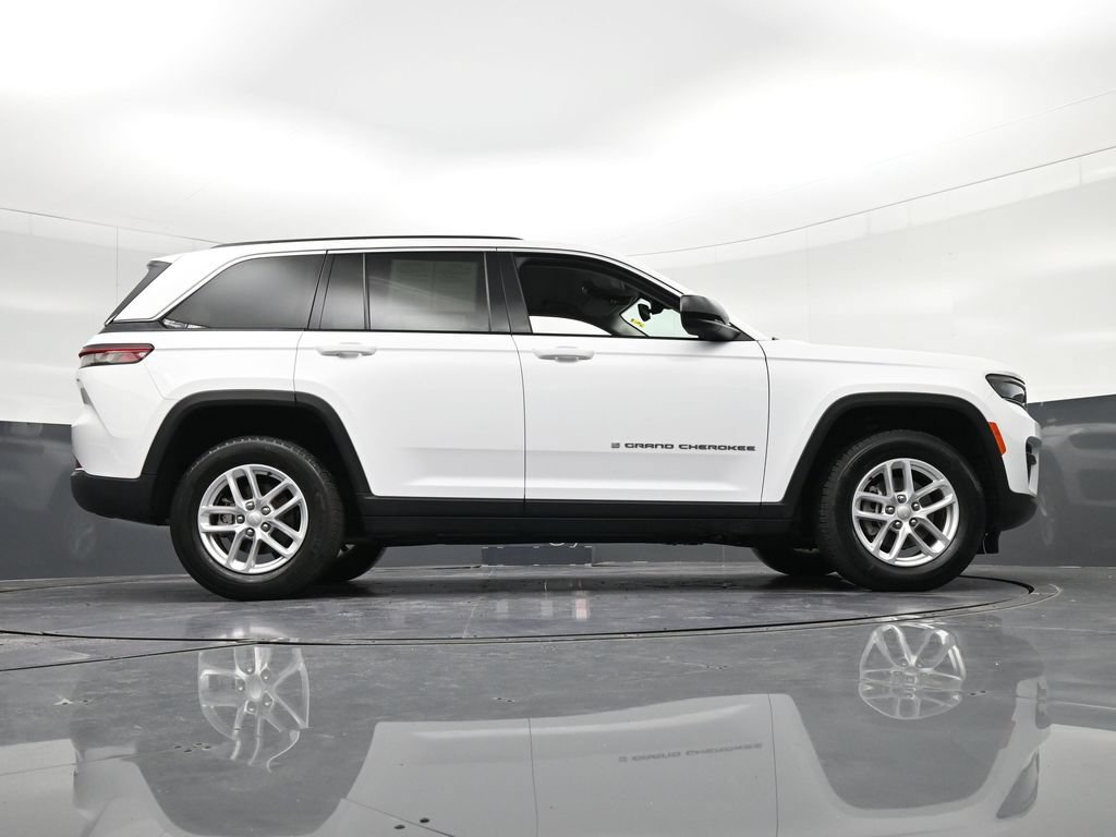 Used 2023 Jeep Grand Cherokee Laredo AWD/4WD image 36
