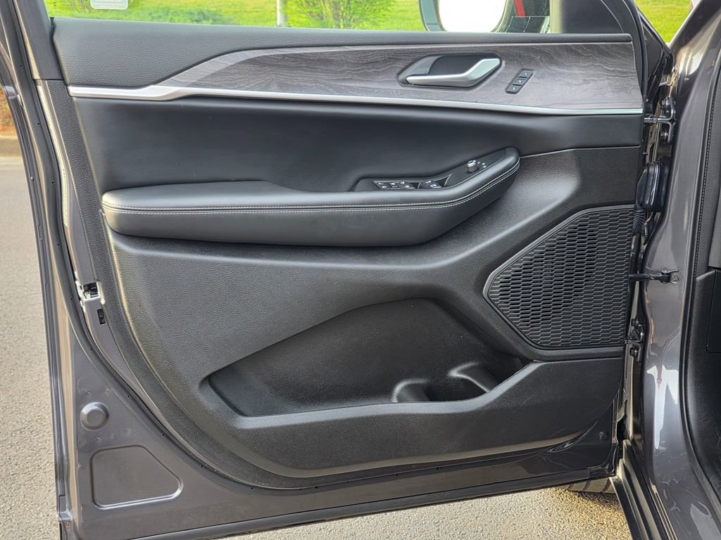 Used 2024 Jeep Grand Cherokee L Limited w/ Black Appearance Package image 12