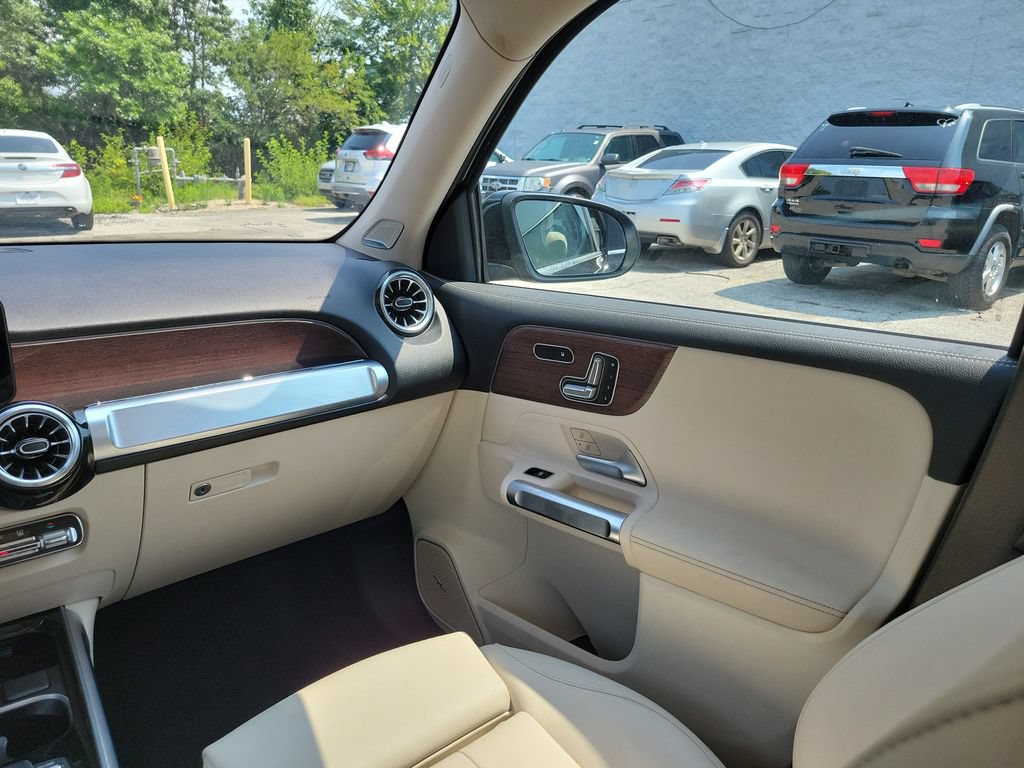 Used 2023 Mercedes-Benz EQB 300 4MATIC w/ Pinnacle Package image 10