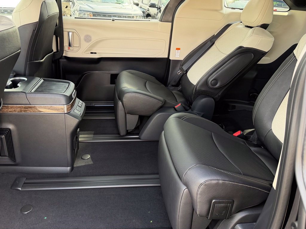 Used 2026 Toyota Sienna Limited FWD image 30
