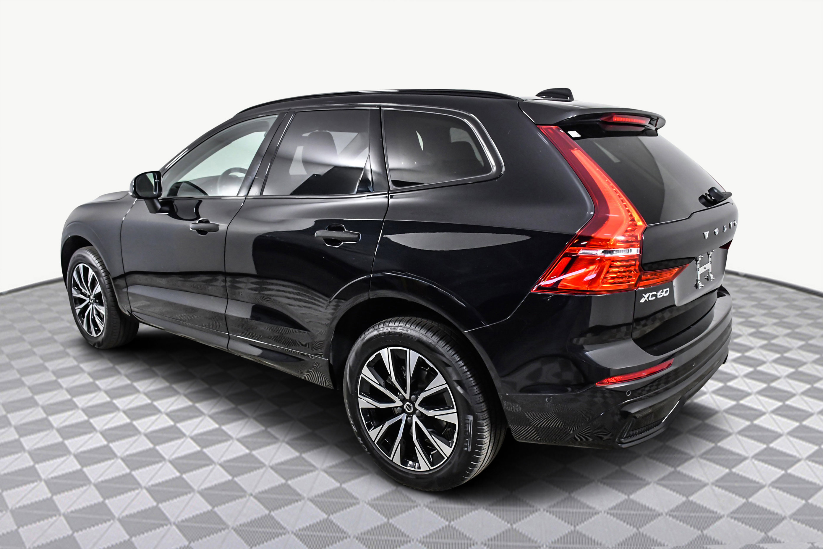 Used 2025 Volvo XC60 B5 Plus image 6