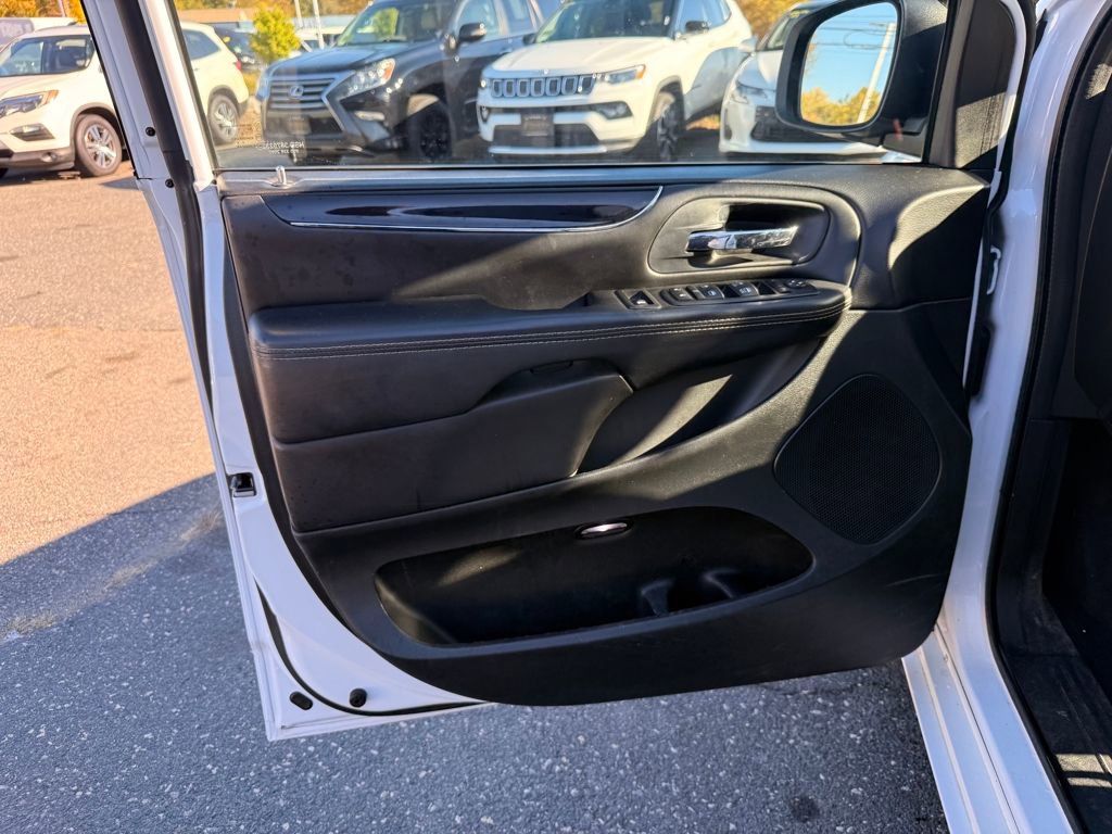 Used 2016 Dodge Grand Caravan SE image 20