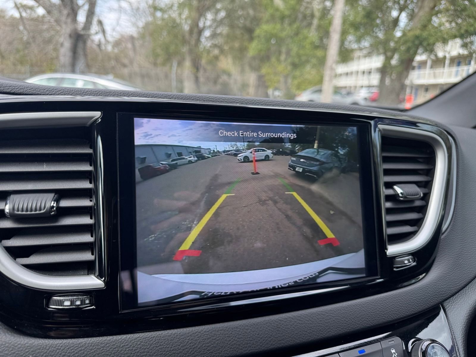 Used 2025 Chrysler Pacifica Select image 24