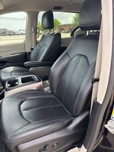 Used 2024 Chrysler Pacifica Touring-L FWD image 12