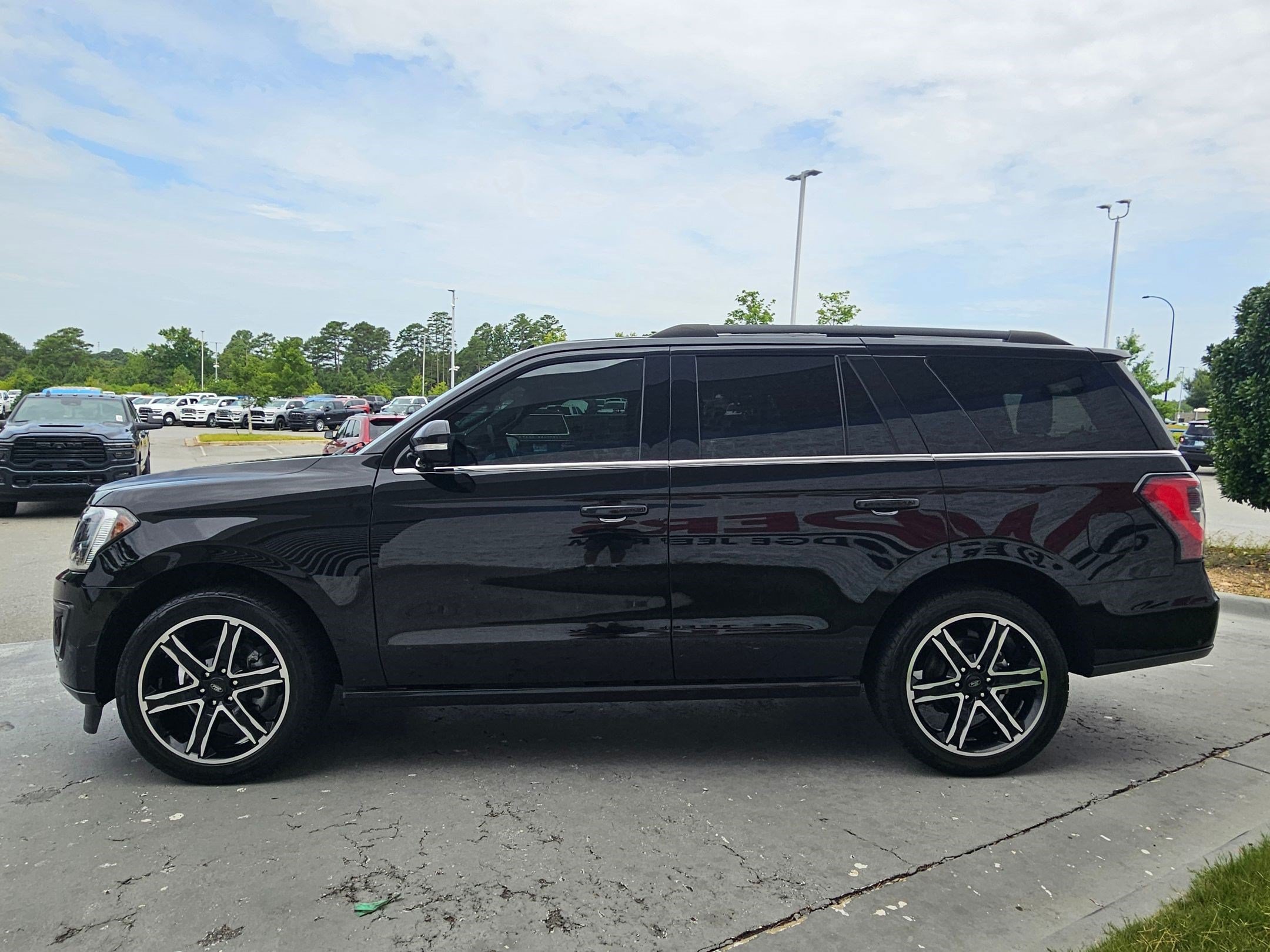 Used 2019 Ford Expedition Limited w/ Equipment Group 303A AWD/4WD image 4