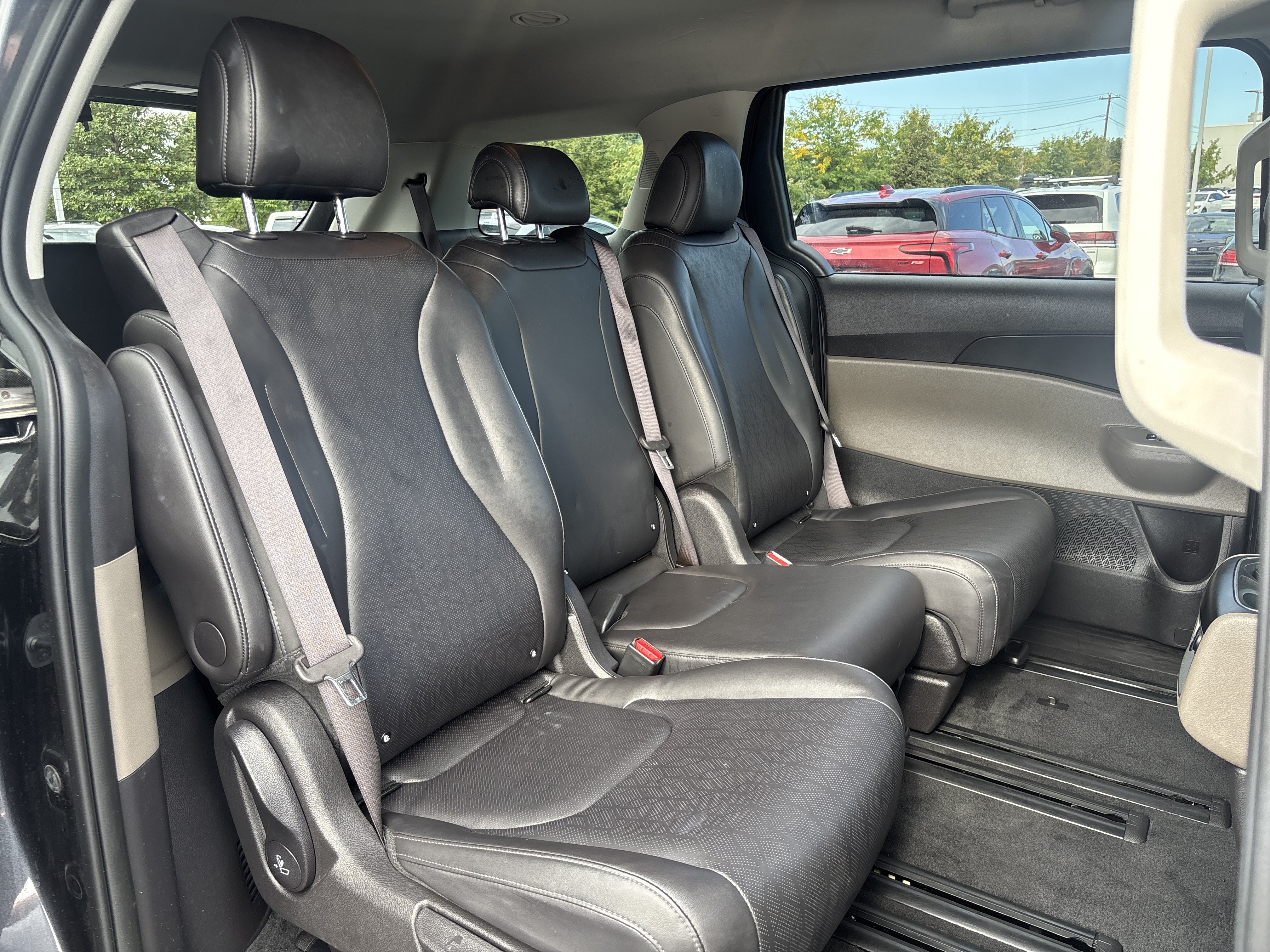 Used 2025 Kia Carnival FWD image 27