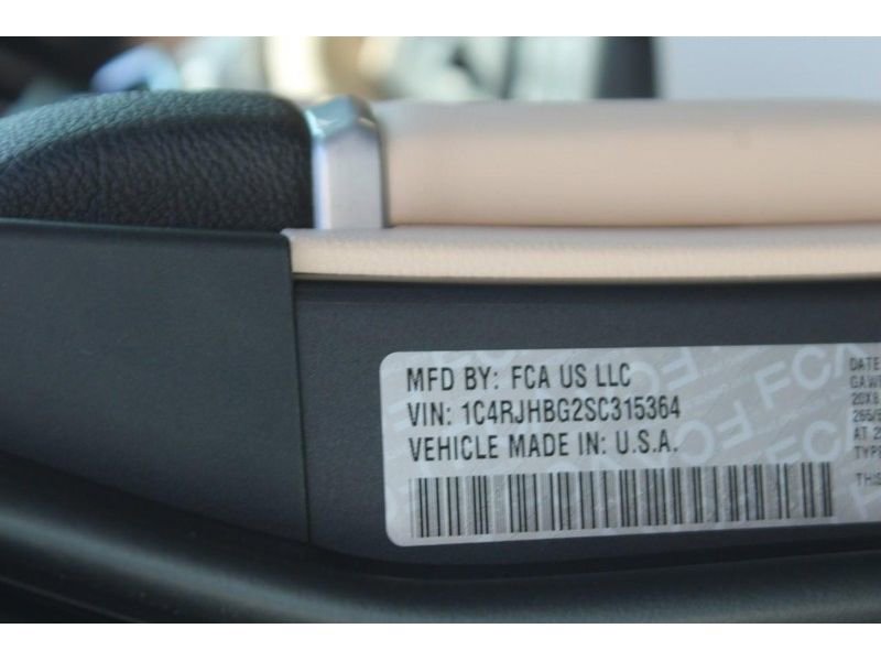 Used 2025 Jeep Grand Cherokee Limited w/ Luxury Tech Group II image 17