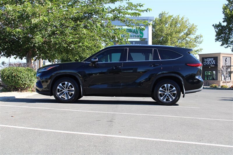 Used 2021 Toyota Highlander XLE AWD/4WD image 11