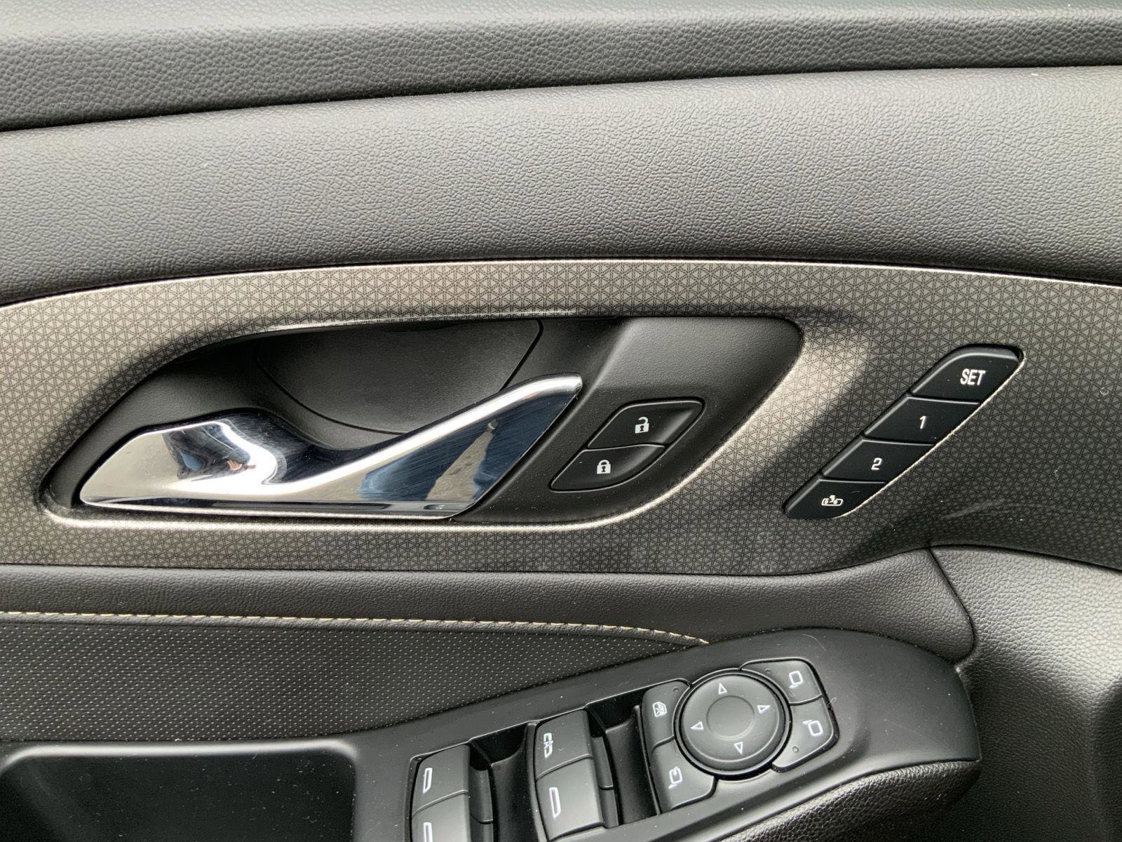 Used 2023 Chevrolet Traverse Premier w/ Redline Edition image 27