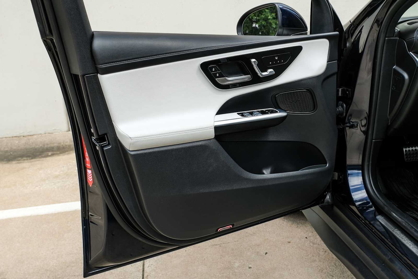 Used 2024 Mercedes-Benz GLC 300 4MATIC image 38