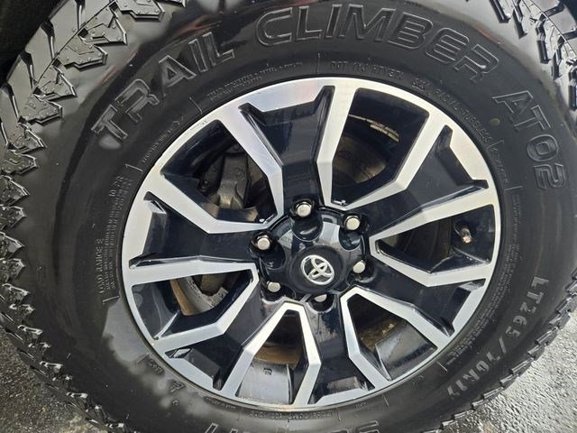 Used 2022 Toyota Tacoma TRD Sport AWD/4WD image 46