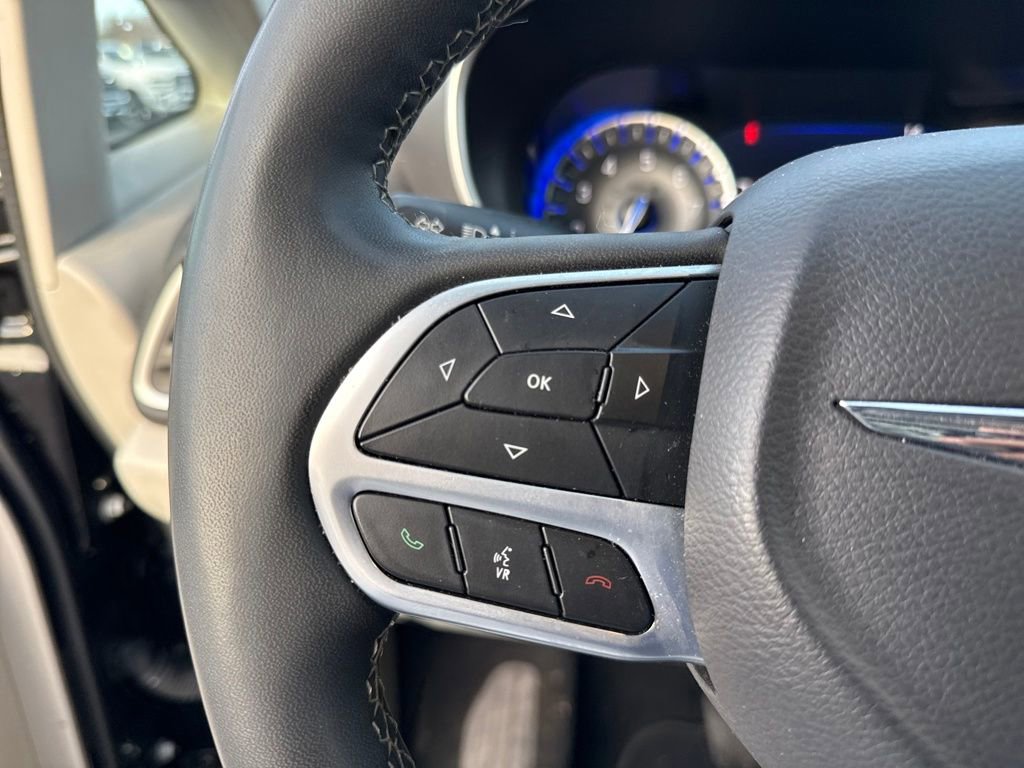 Used 2024 Chrysler Pacifica Touring-L image 40