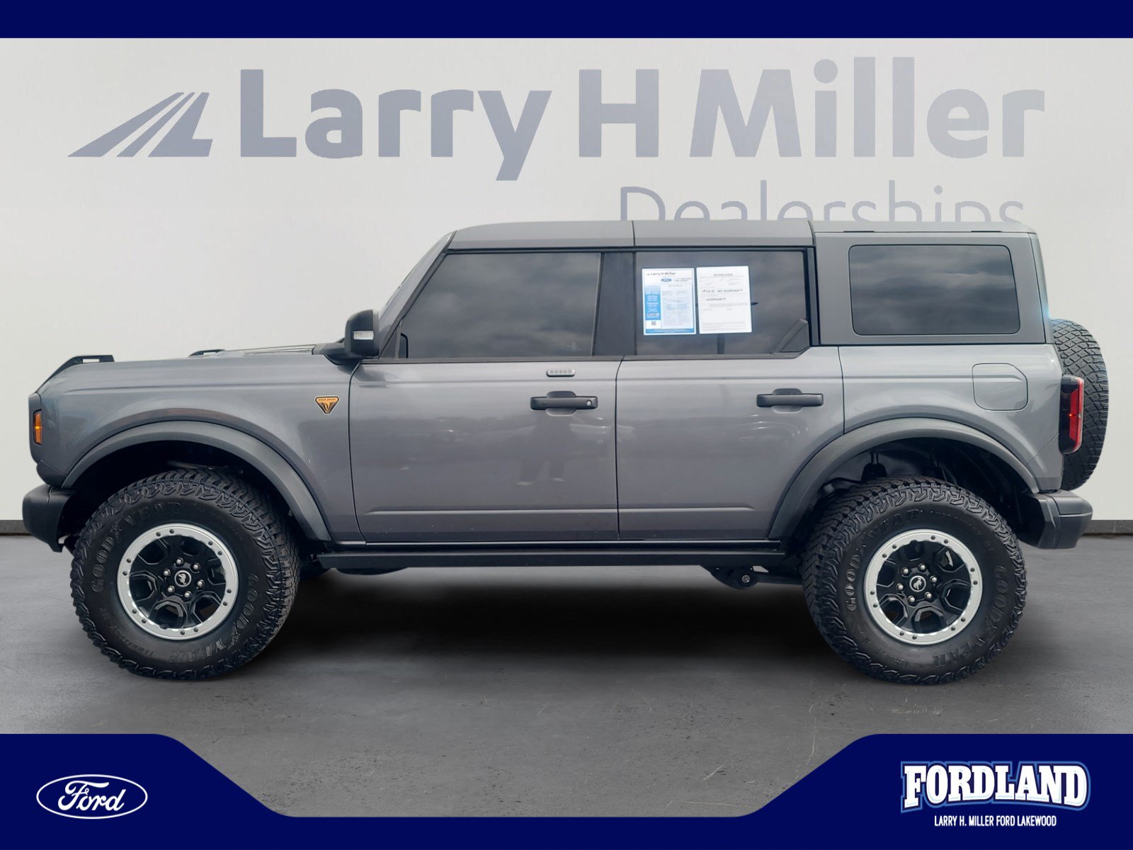 Used 2023 Ford Bronco Badlands w/ Sasquatch Package AWD/4WD image 2