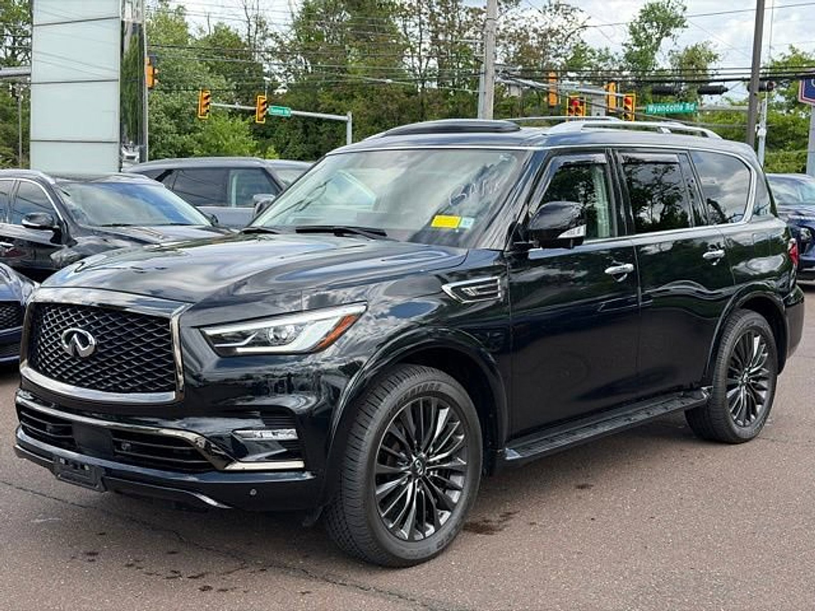Certified 2023 INFINITI QX80 Premium Select w/ Cargo Package AWD/4WD image 3