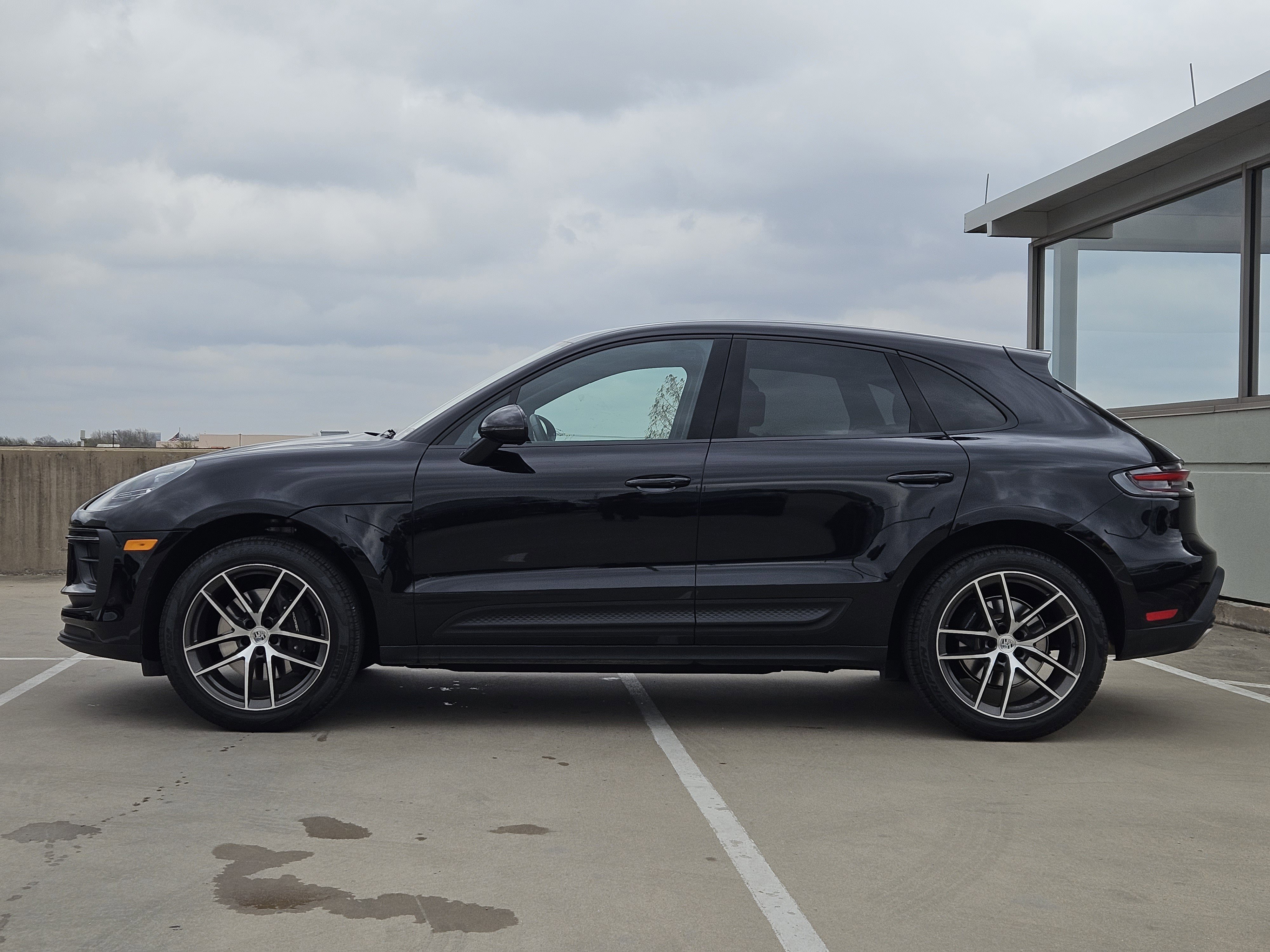 Certified 2025 Porsche Macan image 2