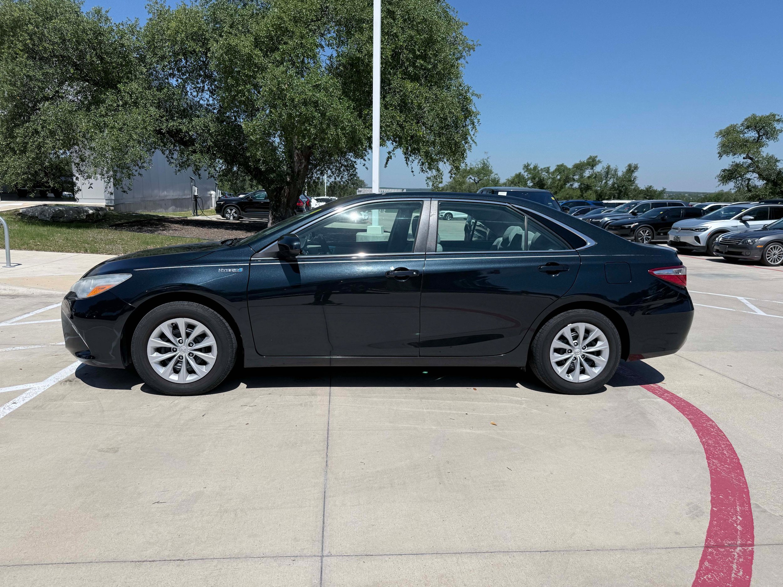 Used 2016 Toyota Camry LE FWD image 3