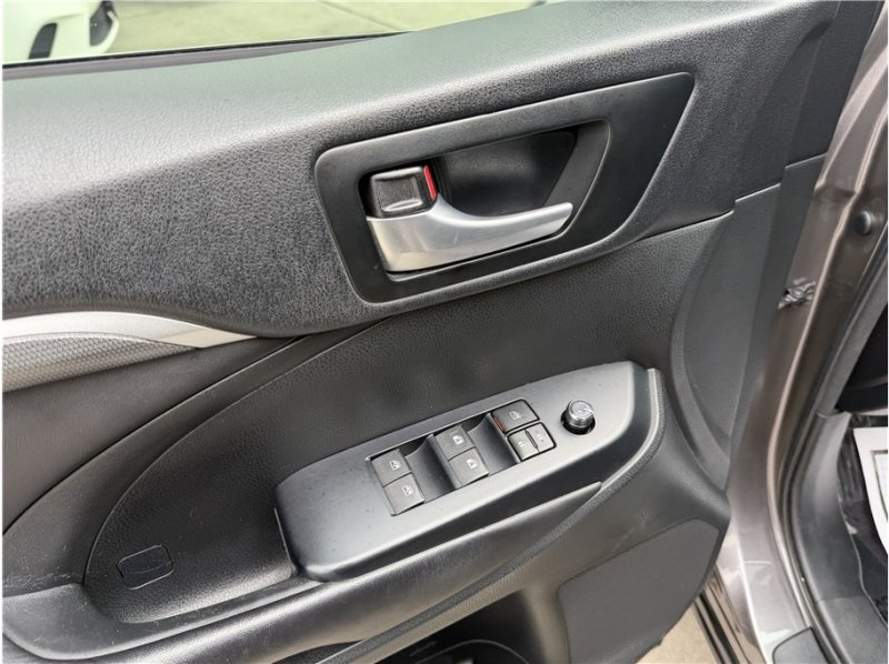 Used 2017 Toyota Highlander SE FWD image 16