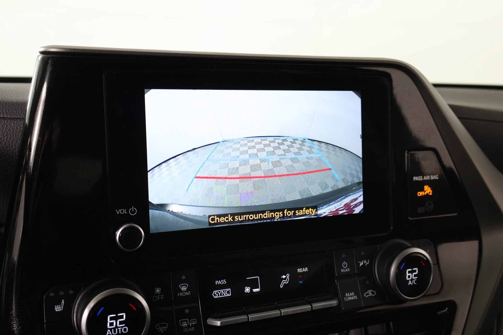 Used 2024 Toyota Highlander XLE AWD/4WD image 6