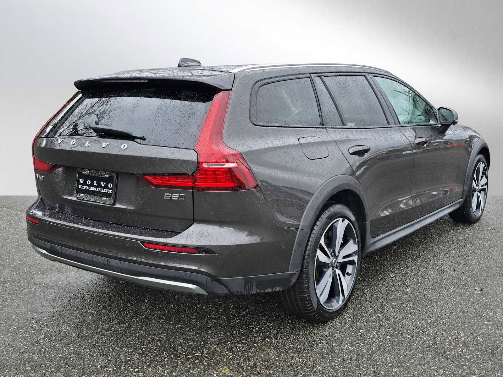 Certified 2025 Volvo V60 B5 Cross Country Plus AWD/4WD image 4