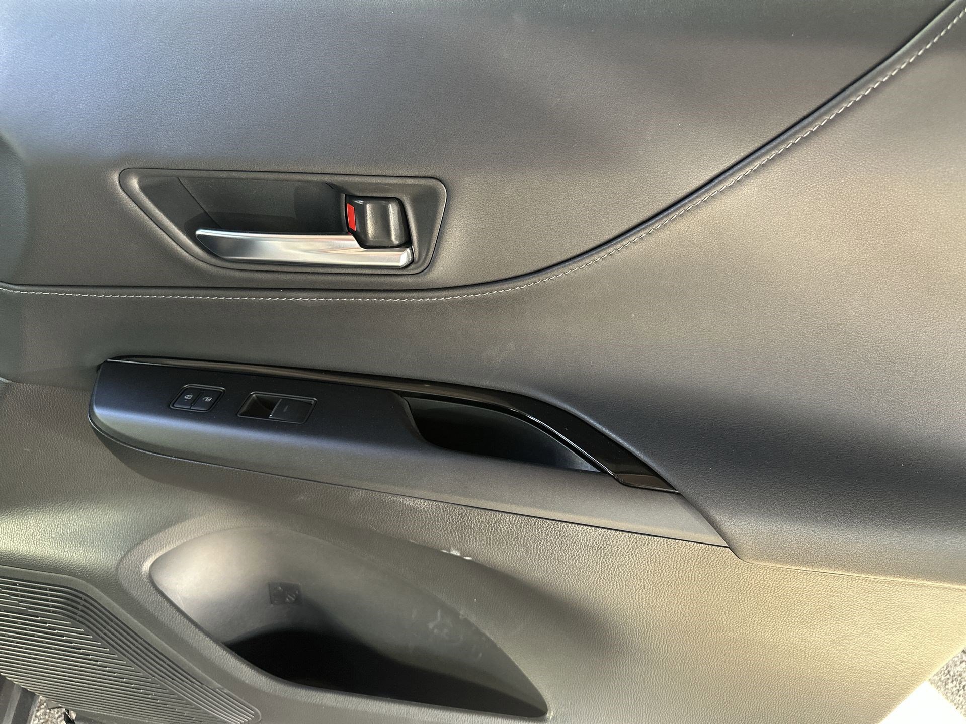 Used 2022 Toyota Venza LE image 25