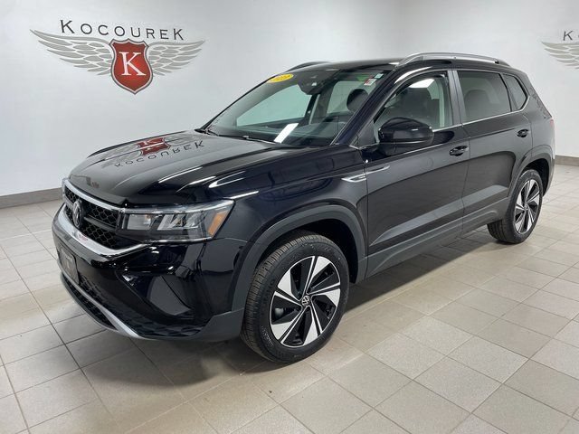 Used 2023 Volkswagen Taos SE w/ Panoramic Sunroof Package AWD/4WD image 3