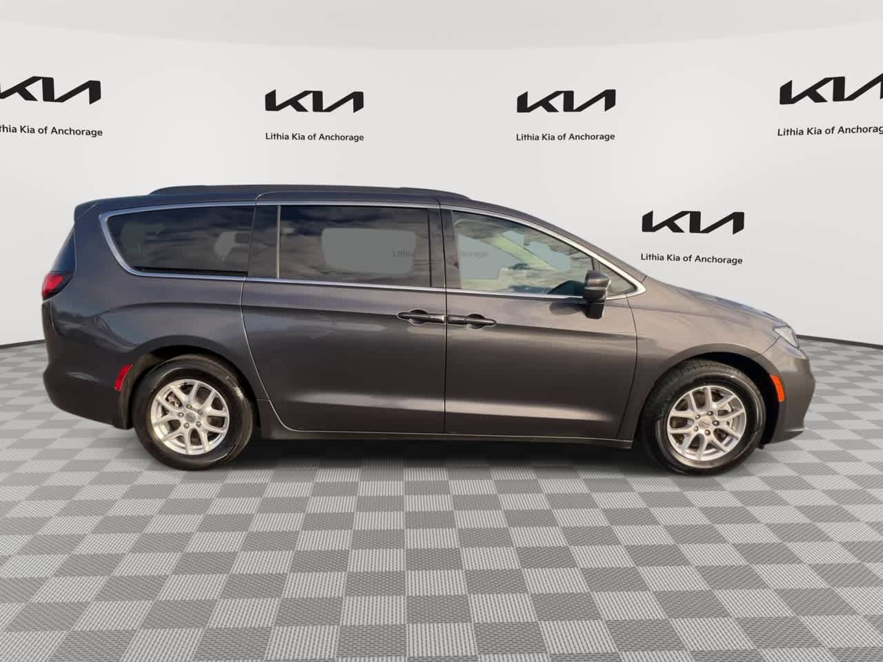 Used 2022 Chrysler Pacifica Touring-L FWD image 3