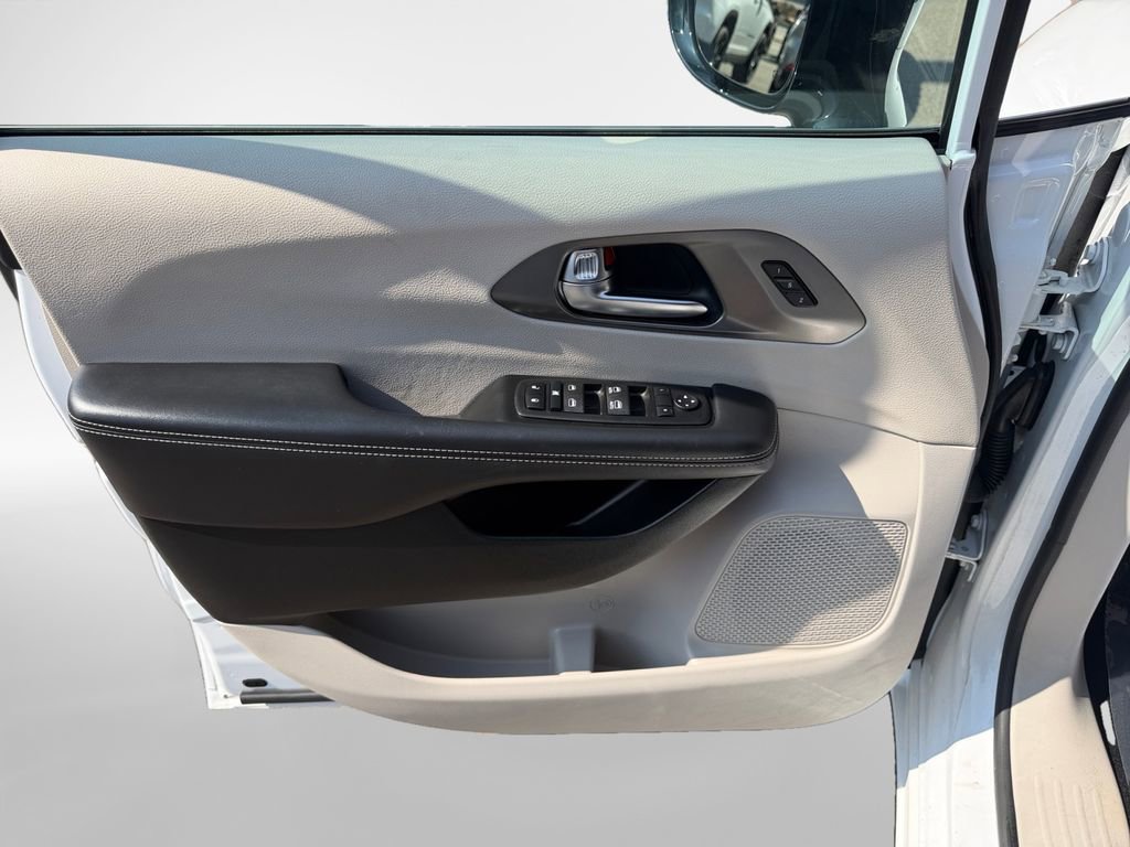 Certified 2024 Chrysler Pacifica Touring-L image 17