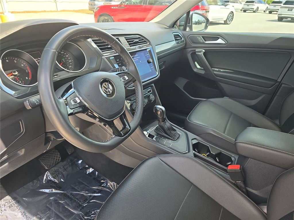 Used 2021 Volkswagen Tiguan SE w/ Panoramic Sunroof Package FWD image 17