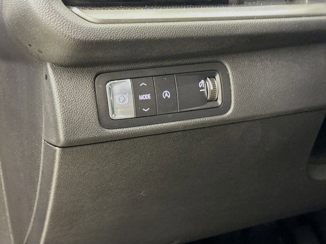 Used 2025 Chevrolet Traverse LT FWD image 13