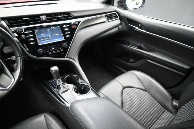 Used 2018 Toyota Camry SE w/ Moonroof Package FWD image 10