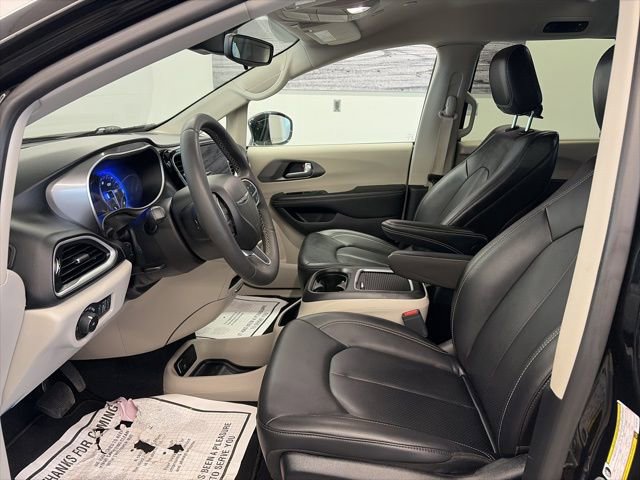 Used 2024 Chrysler Pacifica Touring-L image 12