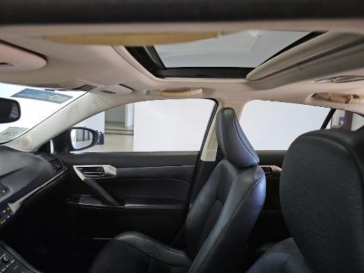 Used 2015 Lexus CT 200h w/ Navigation Package FWD image 6