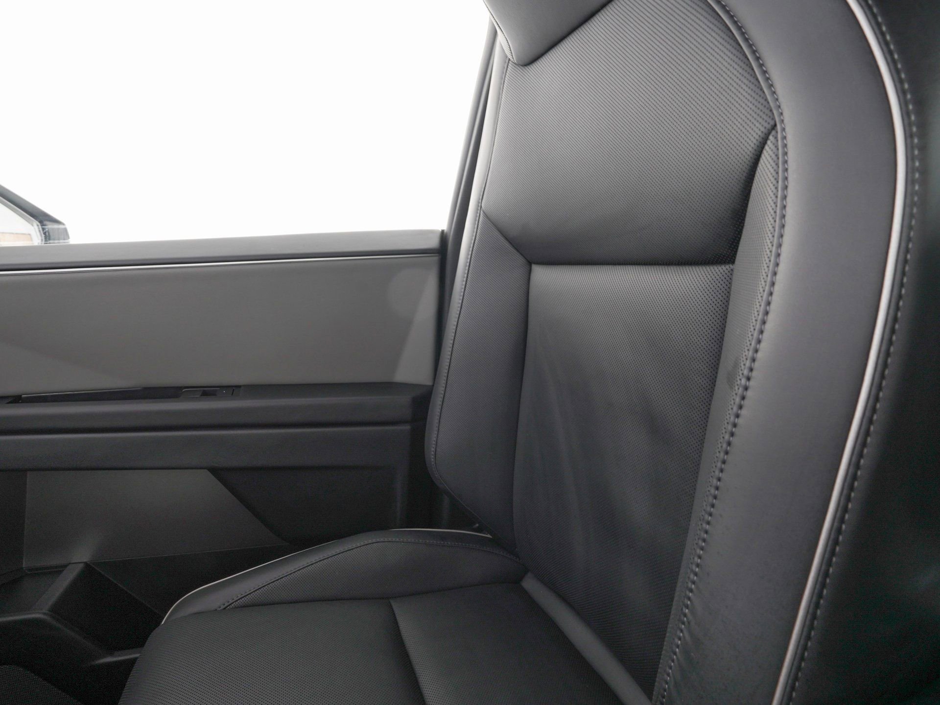 Used 2025 Tesla Cybertruck AWD Crew Cab image 29