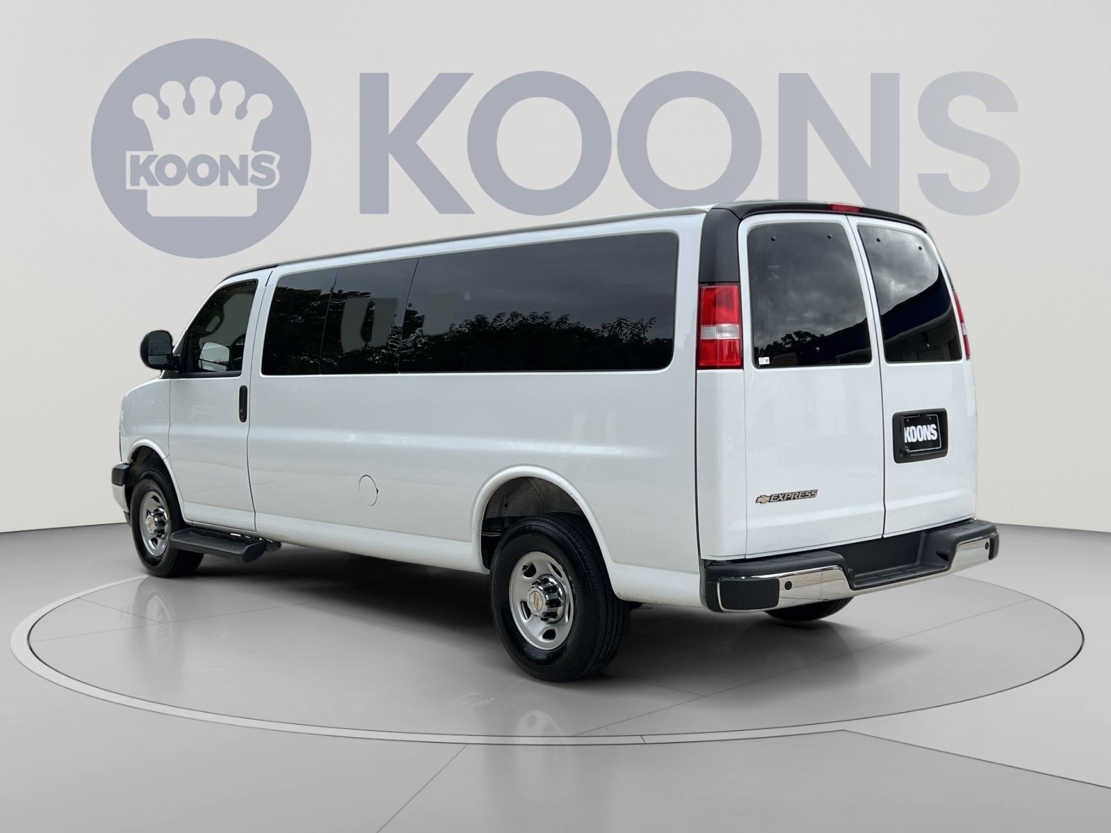 Used 2025 Chevrolet Express 3500 LT w/ LT Preferred Equipment Group RWD image 4