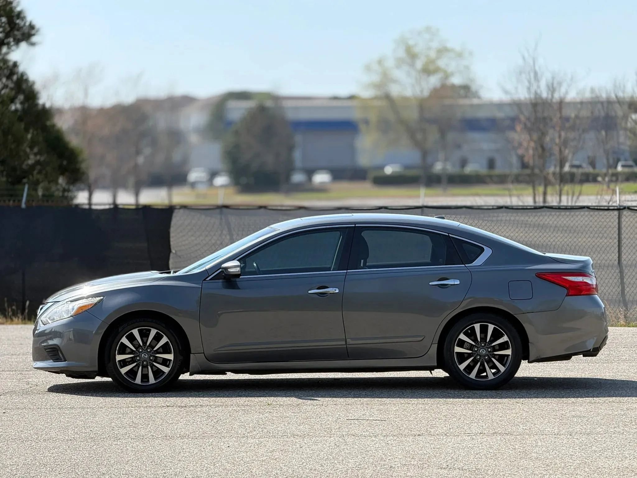 Used 2017 Nissan Altima 2.5 SL w/ Moonroof Package FWD image 8