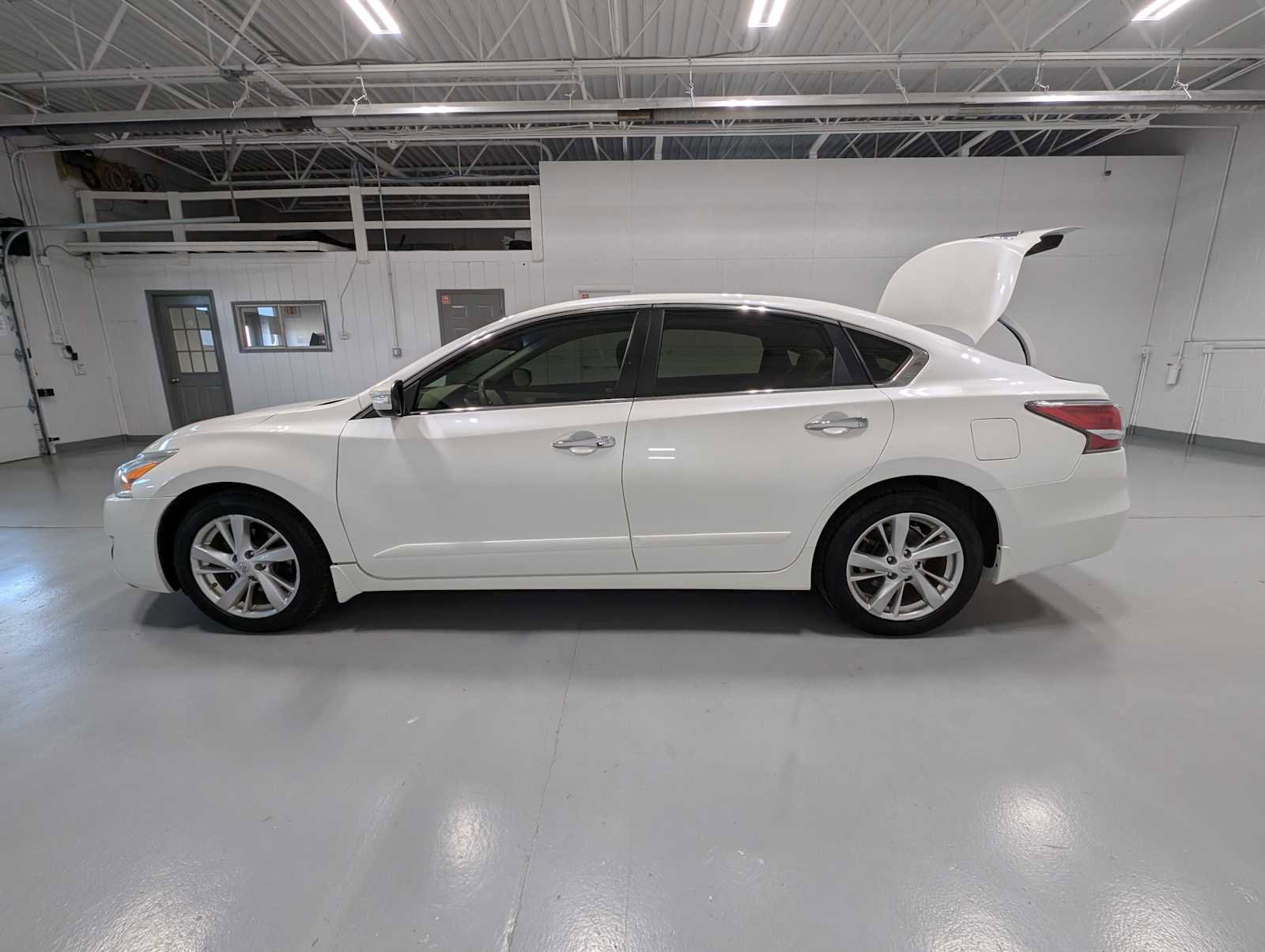 Used 2015 Nissan Altima 2.5 SV w/ Convenience Package FWD image 12