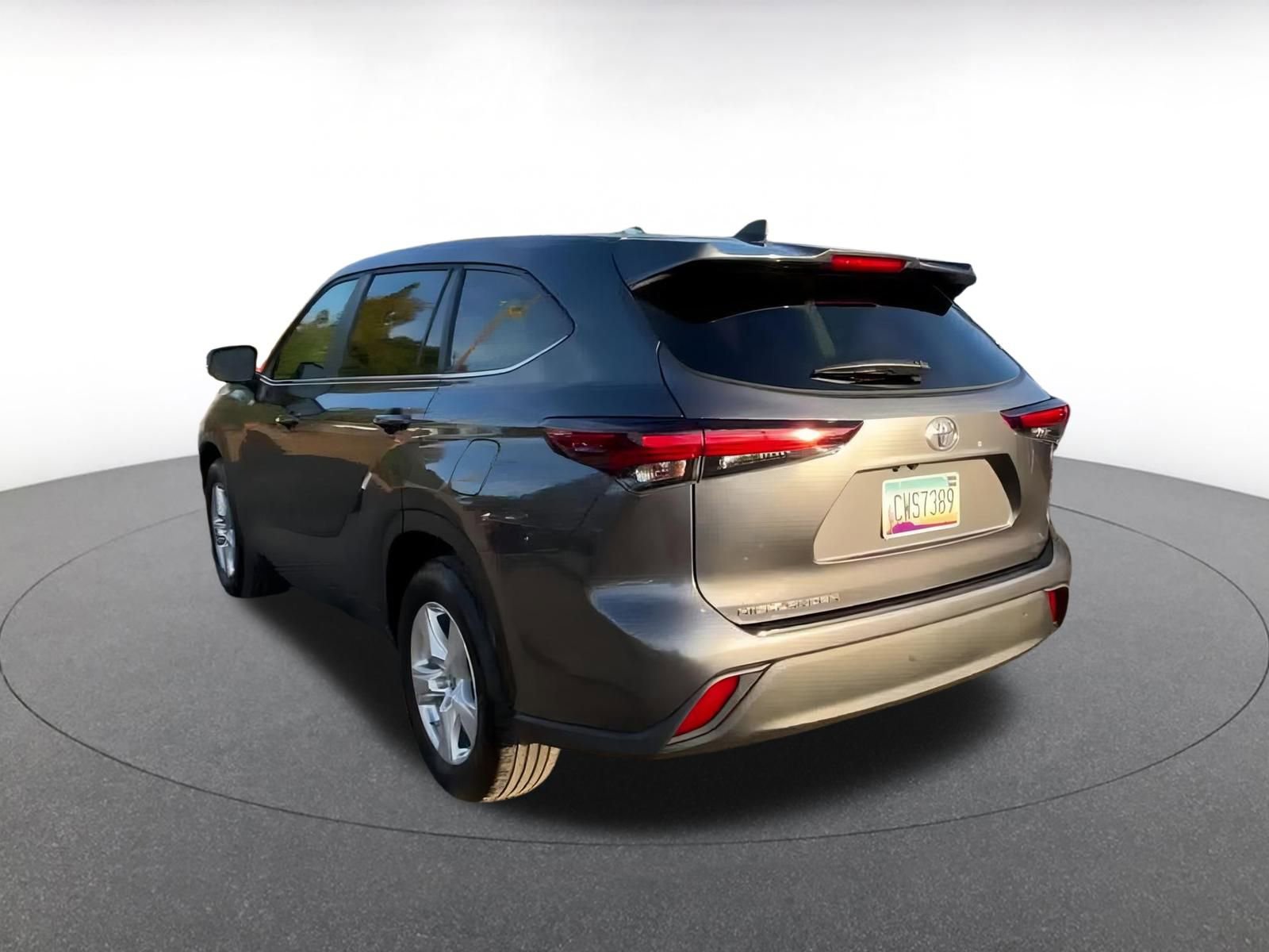 Used 2025 Toyota Highlander LE image 11